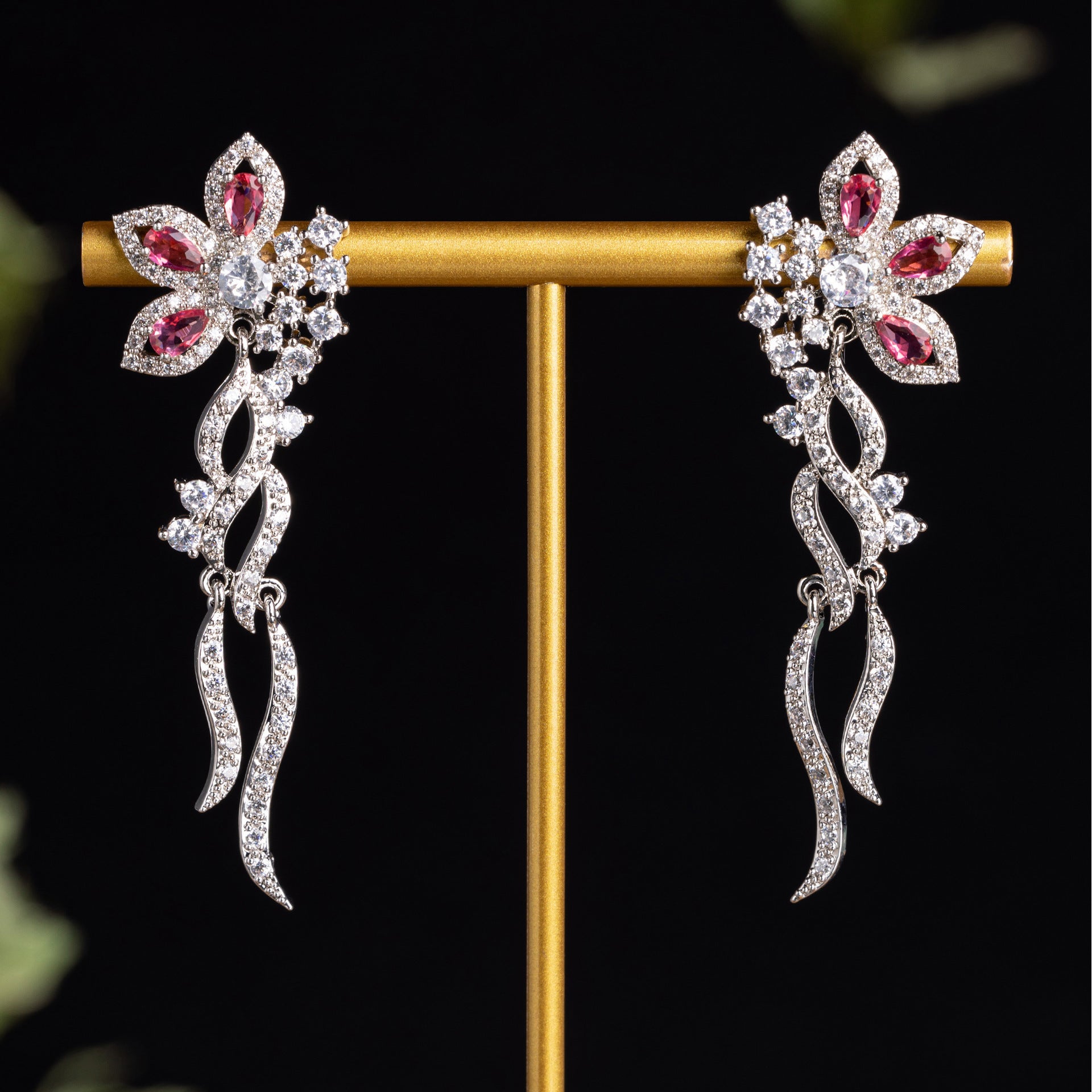 Boucles d'oreilles pendantes Ruby Rose glamour avec détails en cristal étincelant