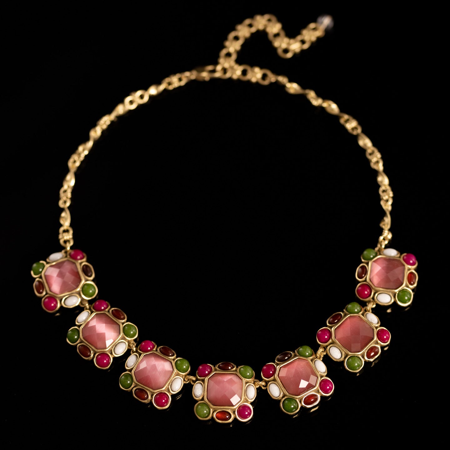 Ensemble carré de pierres naturelles de couleur médiévale, élégant