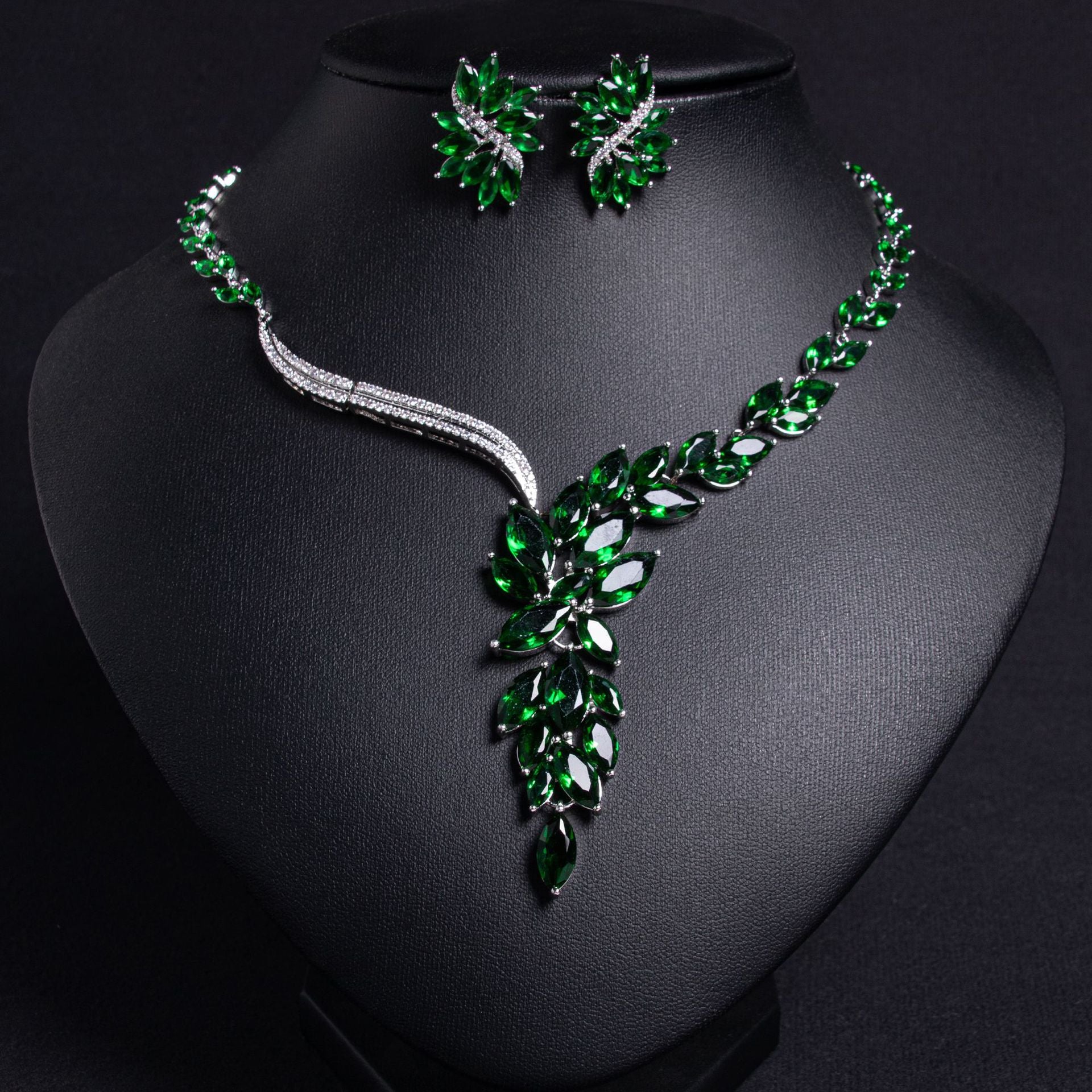 Luxury White Pearl & Emerald Green Jewelry Set for Women – Necklace Bracelet and Matching Earrings