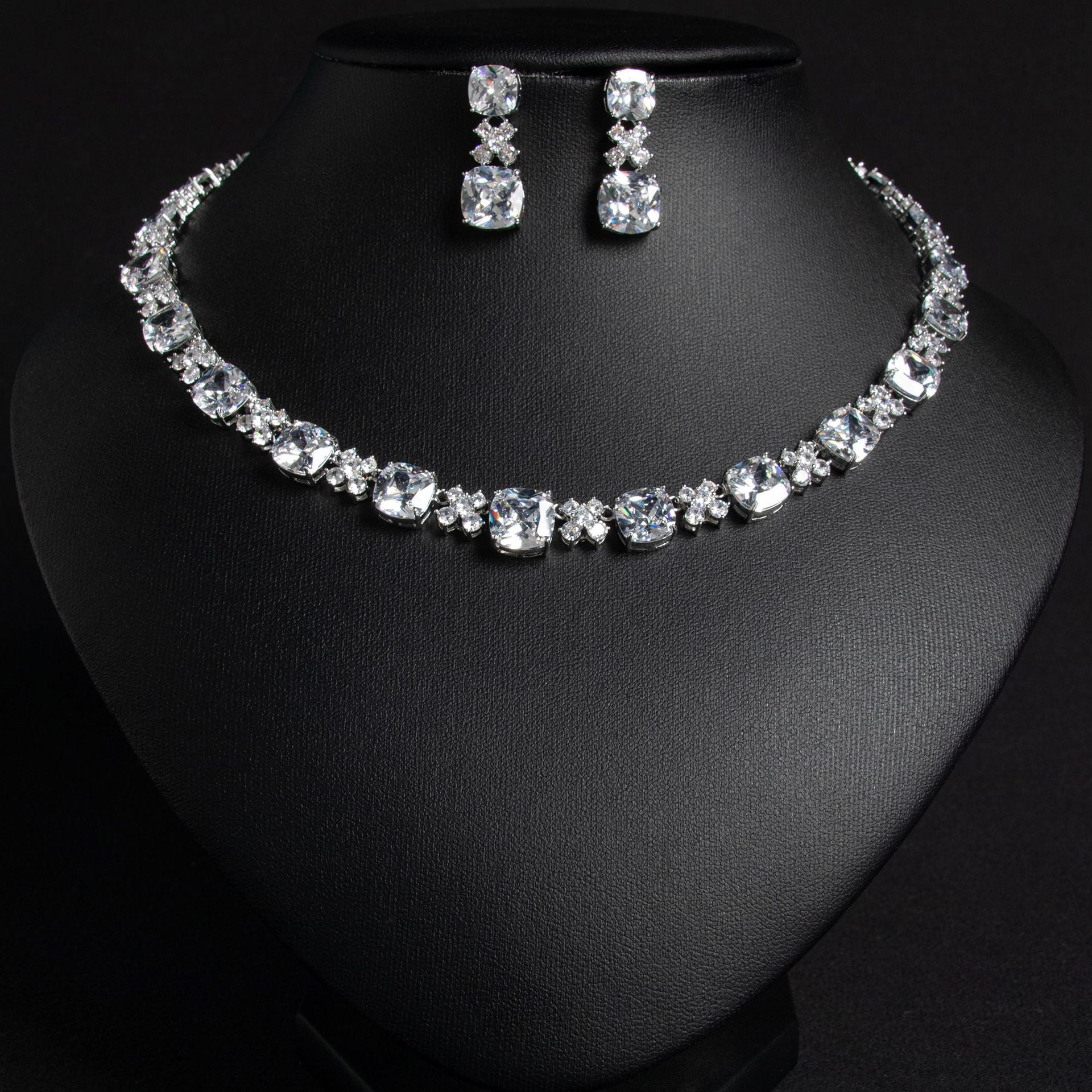 Parure Collier et Boucles d'Oreilles Élégante en Cristal Rose – Bijoux de Luxe Minimalistes pour Femme