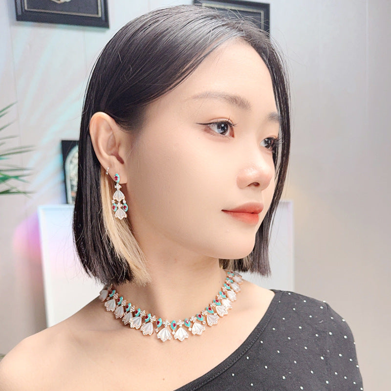 Original design gold-plated white shell cat claw necklace