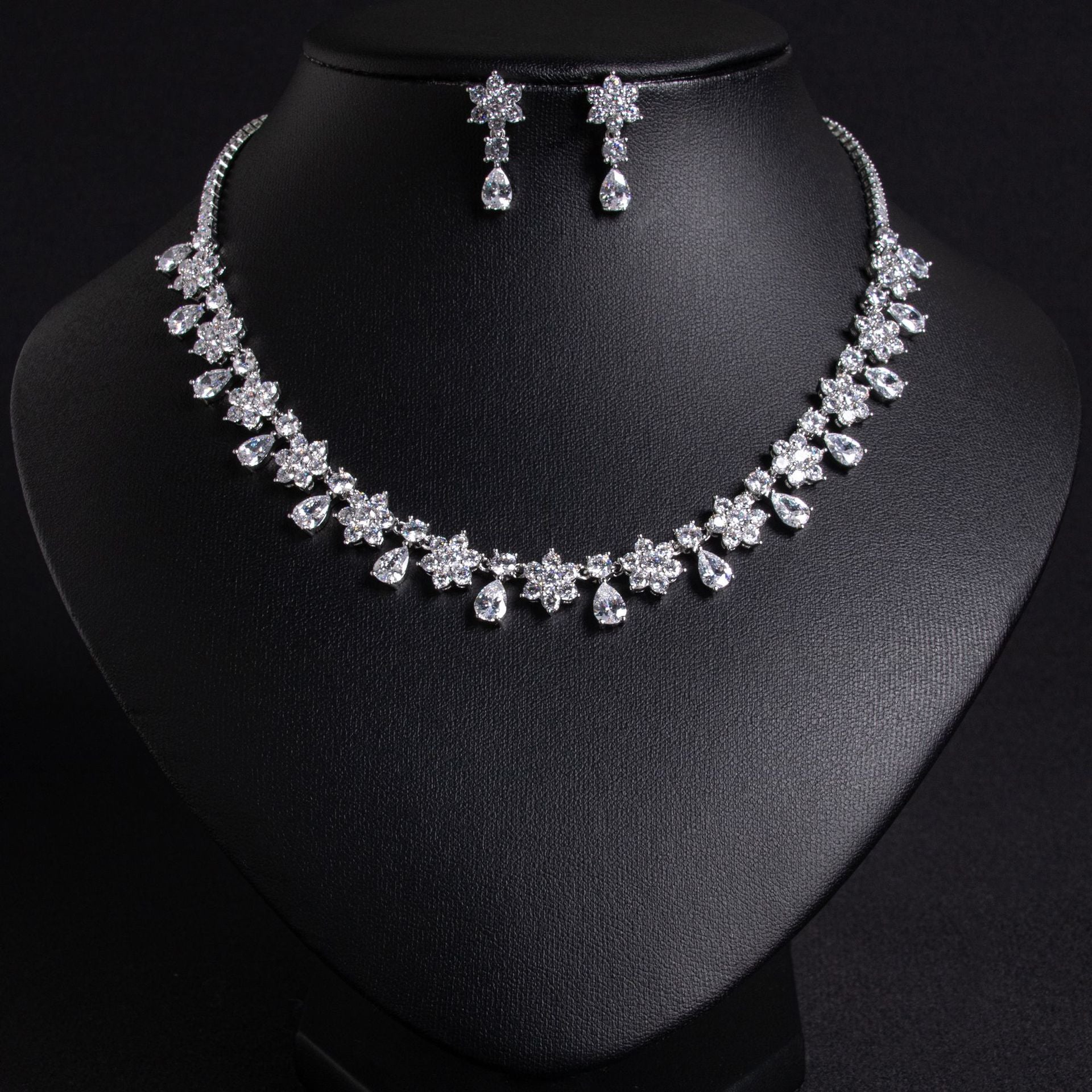 Parure collier et boucles d'oreilles élégante en cristal de rubis