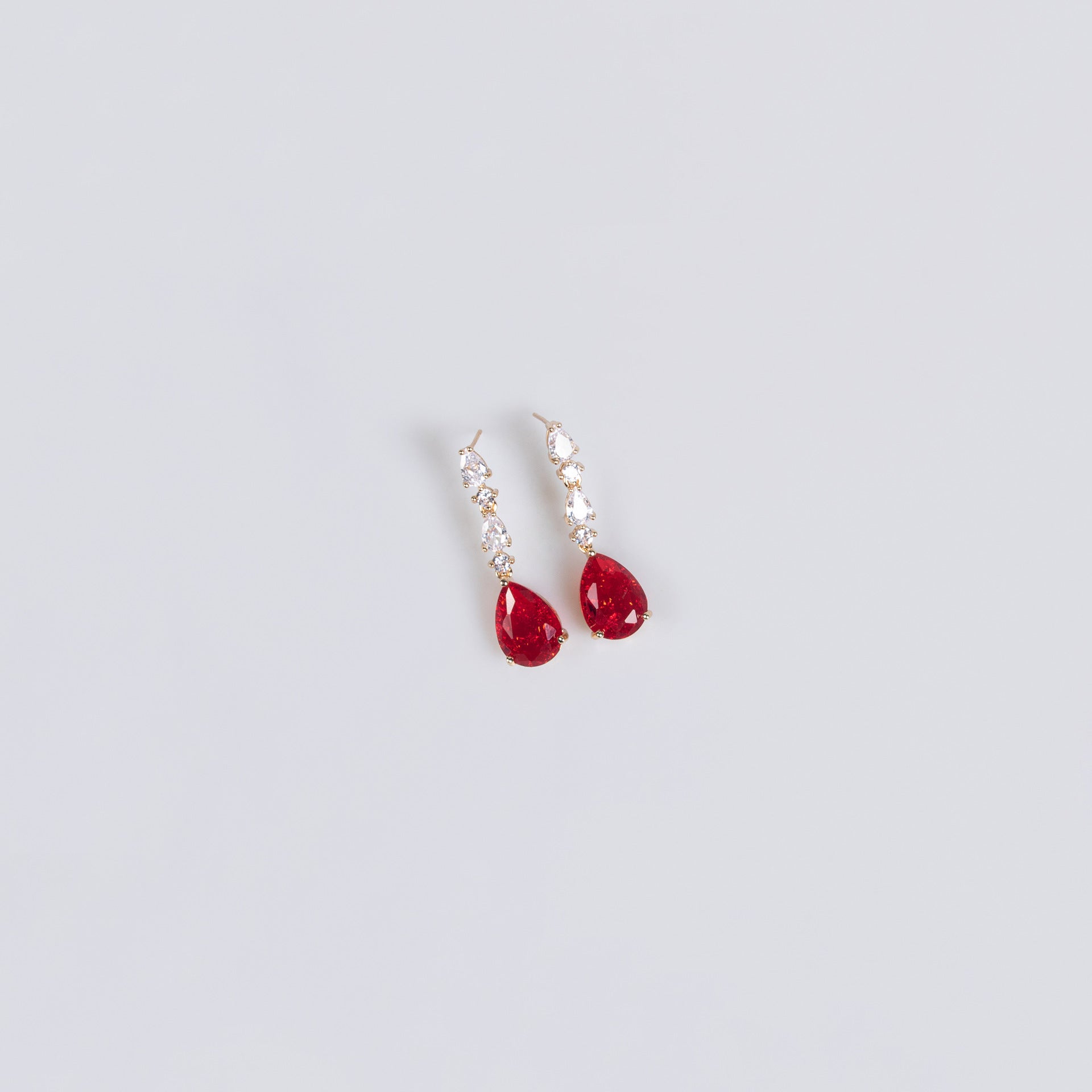 Parure collier et boucles d'oreilles goutte rubis luxe pour tenue de soirée