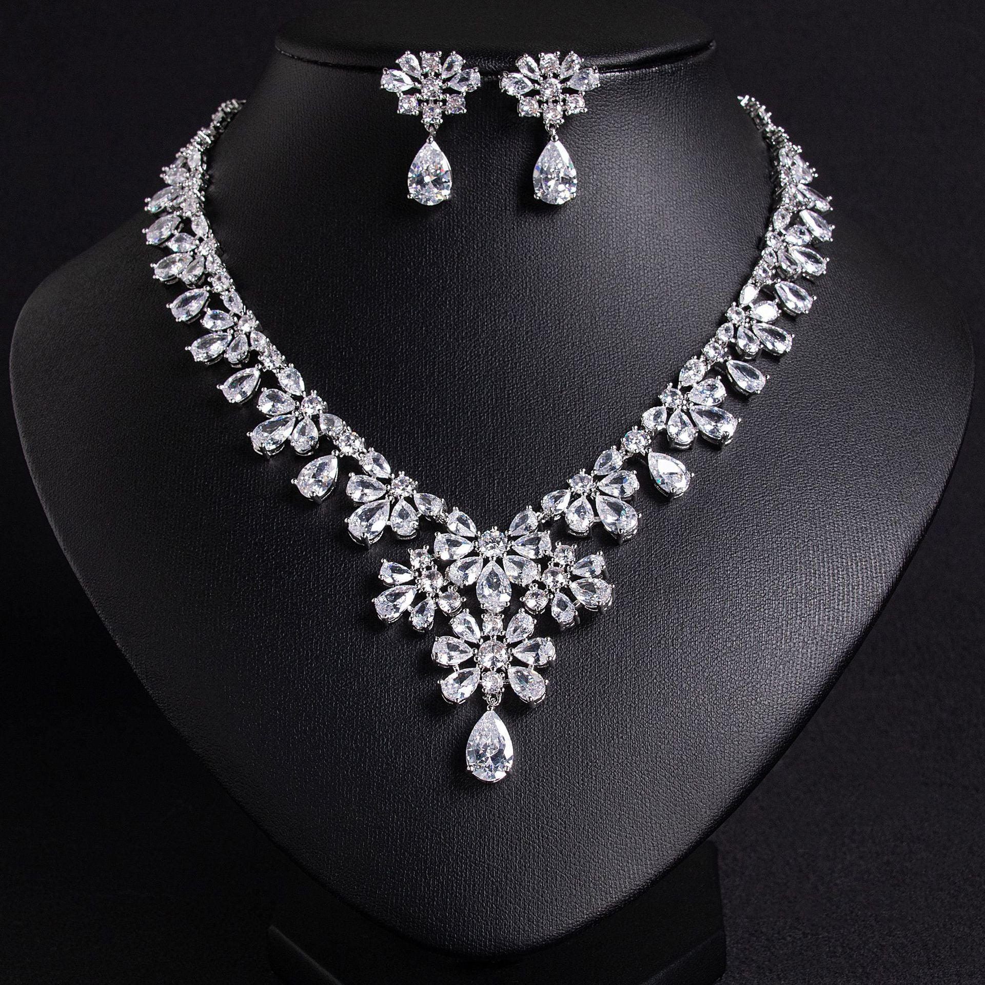 Parure collier et boucles d'oreilles de luxe avec cristaux multicolores pour les fêtes et les occasions spéciales