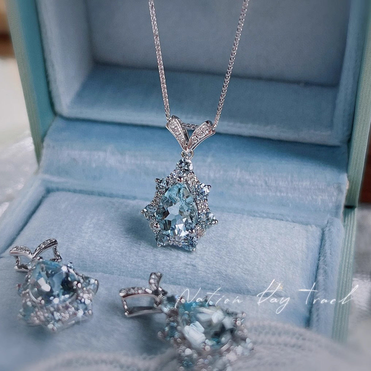 Water drop sapphire necklace