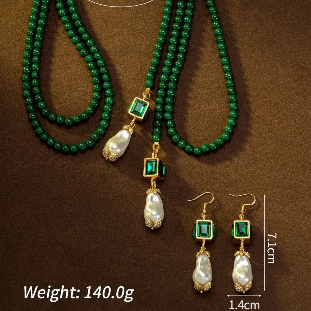 Parure de collier perles et de boucles d'oreilles émeraude en sucre d'époque médiévale